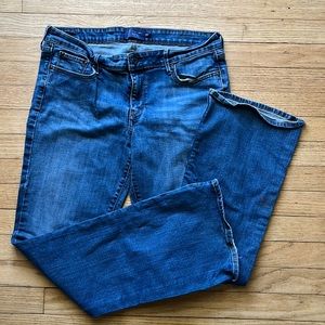 Levi’s slight curve classic boot cut size 12